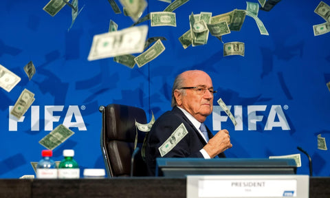 Comediante lanza billetes a Sepp Blatter durante una conferencia de prensa de la FIFA el 20 de julio de 2015.