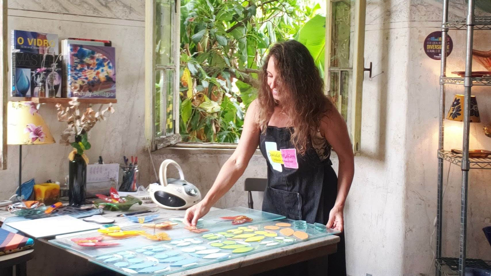 Artista Daniela Malfatti trabalhando em seu atelier no Vila Flores