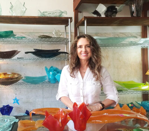 Foto da Artista Vidreira Daniela Malfatti em seu atelier no Vila Flores, onde produz peças decorativas em vidro, cuba de vidro, pratos de vidro, centro de mesa em vidro, e arte em vidro.