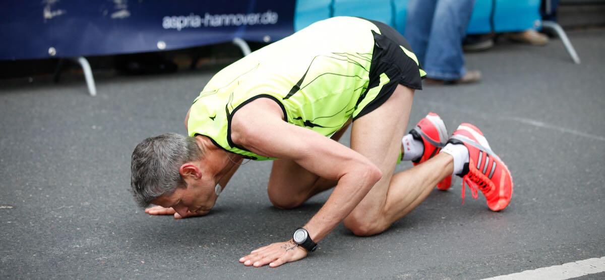 Nach erfolgreichem Marathontraining, ein Läufer im Ziel seines Marathonlaufs