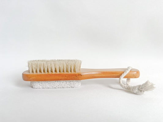 https://cdn.shopify.com/s/files/1/0608/8458/2620/products/nailbrushwithhandle2_533x.jpg?v=1646357093