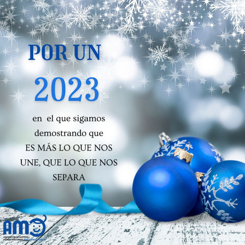 Sobre un fondo gris y blanco con copos de nieve aparece tres bolas de navidad y una cinta azul. Superpuesto, un texto en el que pone: Por un 2023 en el que sigamos demostrando que es más lo que nos une que lo que nos separa. Abajo a la izquierda, el logo de la asociación.