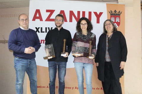 Pedro y Naiara de AMO, posan con los recuerdos de la Semana Cultural de Azanuy junto a representantes del Ayuntamiento