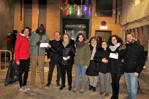 Representantes de las diferentes asociaciones y entidades de la localidad posan con la recaudación de la merienda solidaria