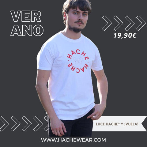 Chico en primer plano posando con camiseta Marcos blanca. Arriba a la izquierda, la palabra Abajo a la derecha, cuelga una etiqueta con el precio de la promoción: 19.90€