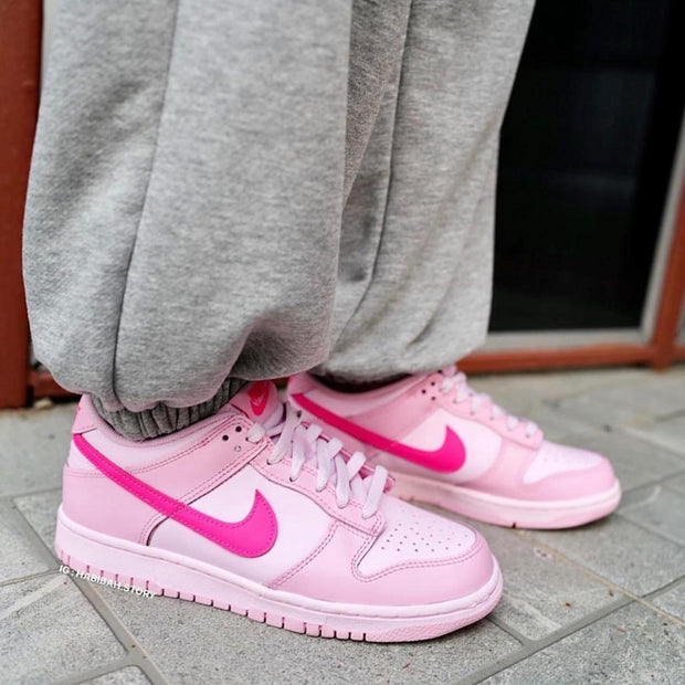 nike dunk low.triple pink