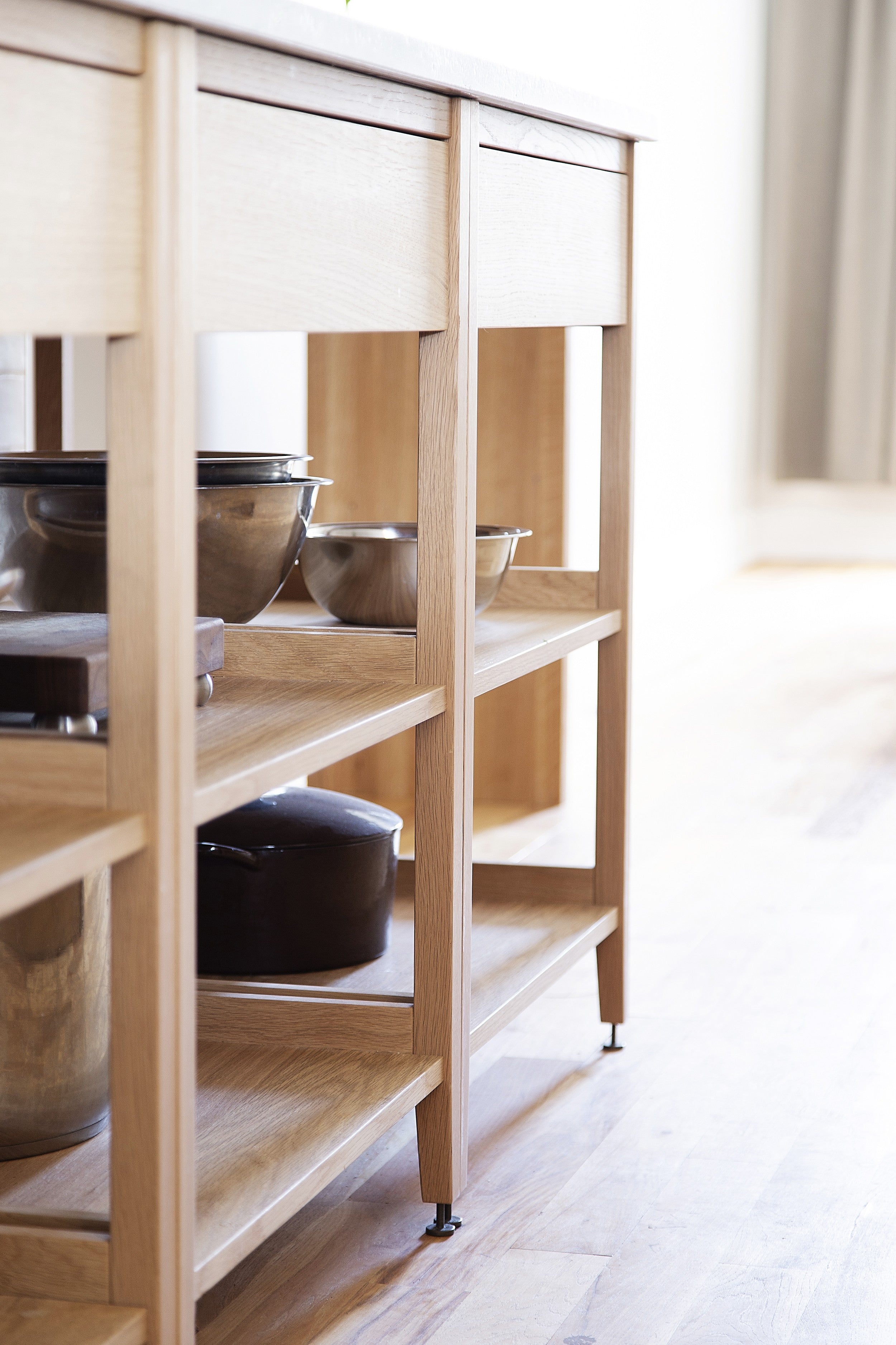 Coquo modular kitchen cabinets in natural oak. One drawer and two wood shelves. 