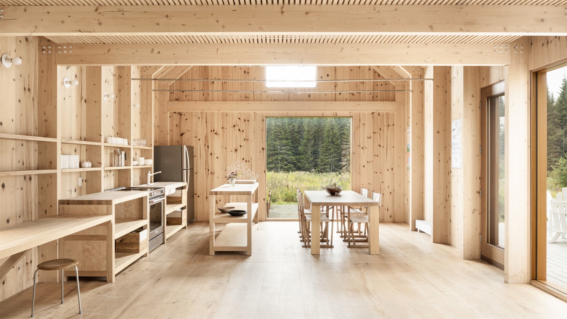 Espace de cuisine chaleureux, tout en une essence de bois. 