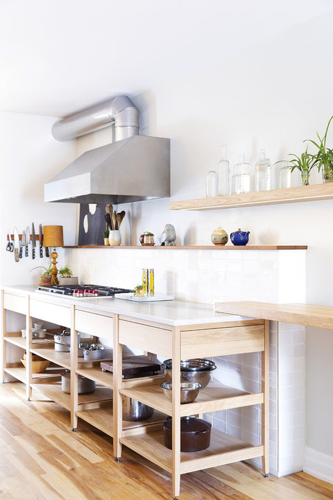Cabinets de cuisine modulaire coquo, en chêne nature, un tiroir et deux tablettes. 