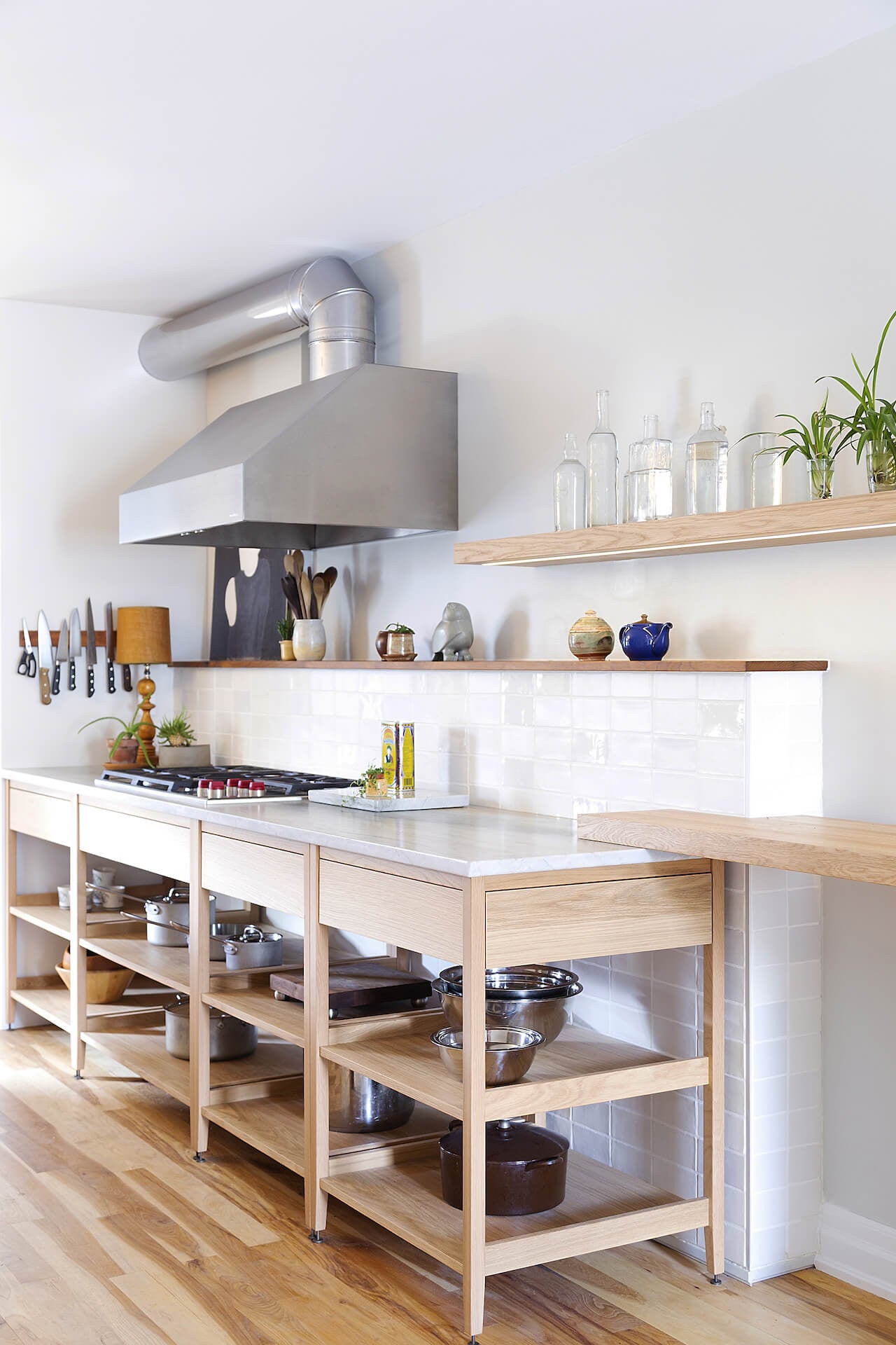 Cuisine coquo modulaire, cabinets en chêne naturel et métal bronze. 1 tiroir et deux tablettes en bois. 