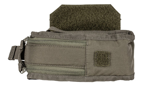 Dettaglio della linguetta in velcro che rende la pouch compatibile con i plate carrier