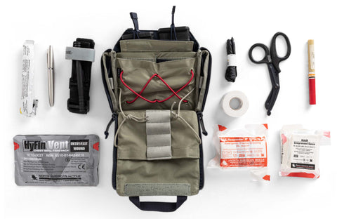 Tasca Flex Tac Med di 5.11 con tutti i dispositivi utili in un kit di primo soccorso al fianco: fobici mediche, tourniquet, ago pneumotorace, chest seal, garze, cylume