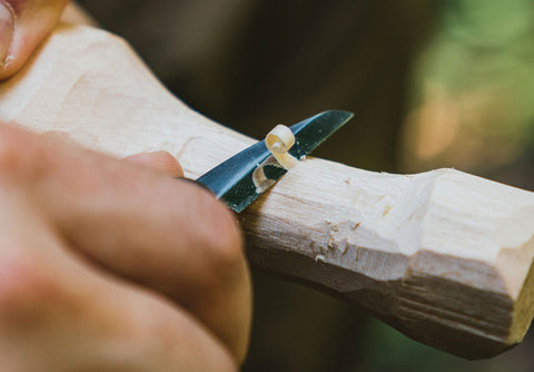 Paolo di backpacco sgrossa il cucchiaio di legno