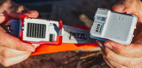 Paolo di backpacco mostra la torcia frontale petzl swift rl rossa con la batteria smontata