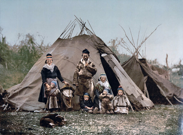 Famiglia Sami in Norvegia, all'incirca nel 1900.  Divisione Stampe e Fotografie (Prints and Photographs Division) della Biblioteca del Congresso sotto l'ID digitale ppmsc.06257