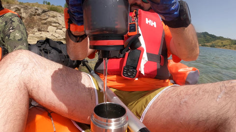 paolo di backpacco riempie la sua borraccia stanley go con il sistema filtrante water-to-go durante un'avventura sul lago
