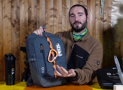 Paolo di backpacco.it mostra il Bug di Petzl con un moschettone d'arrampicata