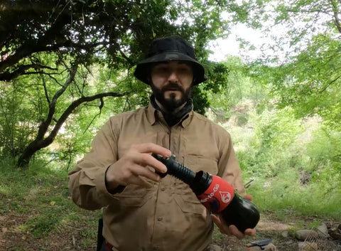 paolo di backpacco mostra il filtro della borraccia filtrante water-to-go classic durante un corso di sopravvivenza