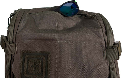 Foto in dettaglio della tasca vellutata per occhiali e dispositivi elettronici su zaino amp24 ranger green