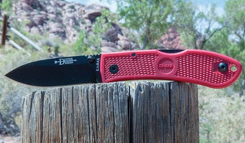 KA-BAR 4062GY - DOZIER FOLDING HUNTER KNIFE in colorazione rossa esposto su un palo