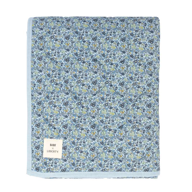 Se BIBS Play - Quilted Legetæppe - Chamomile Lawn/Baby Blue hos Loukrudt