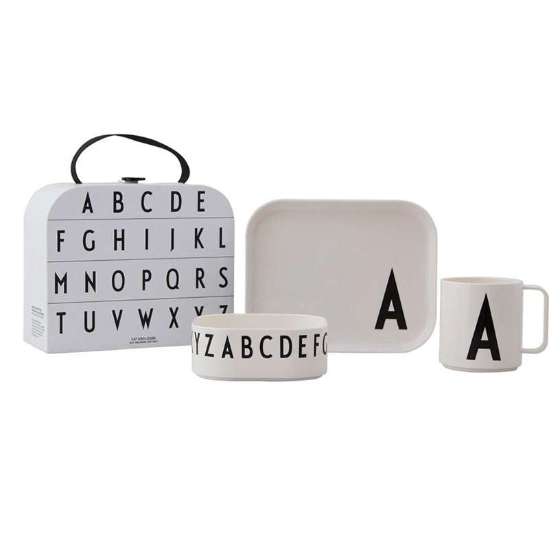Se Design Letters Classics in a suitcase - Tritan spisesæt hos Loukrudt