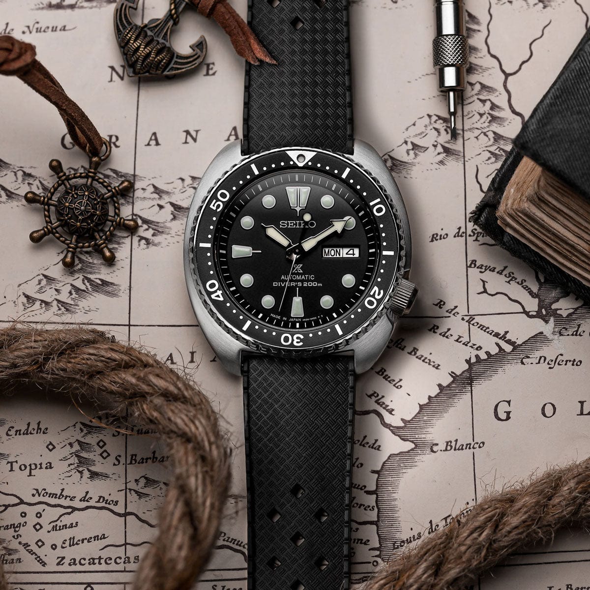 ZULUDIVER Modern Tropical Style Rubber Watch Strap - Black | WatchGecko