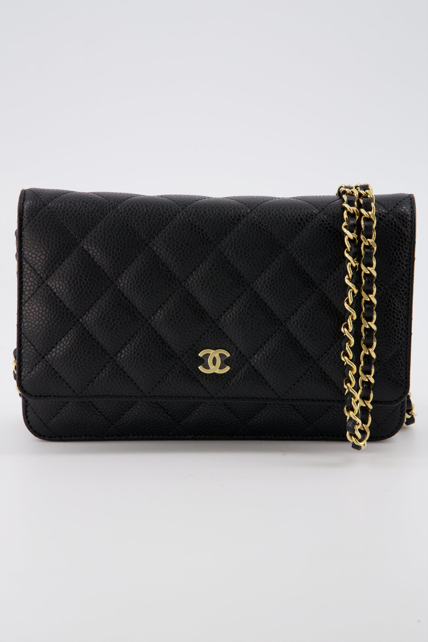 Chanel 22 handbag, Shiny calfskin & gold-tone metal , black — Fashion |  CHANEL