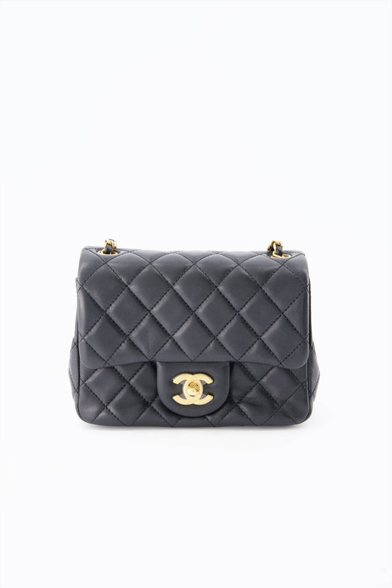 Chanel 22 handbag, Shiny calfskin & gold-tone metal , black — Fashion |  CHANEL