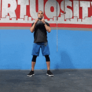 Ein Mann der in einem Fitnessstudio einen Goblet Squat mit einer Kettlebell durchführt
