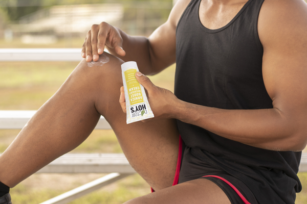 Man applying Doctor Hoy’s topical analgesic cream to knee