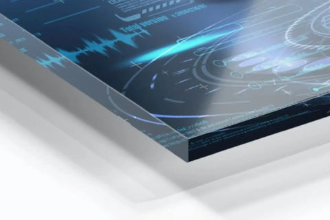 Eine Nahaufnahme einer Ecke eines Acryldruckes mit blauem, leuchtendem Hi-Tech-Gaming-Design.