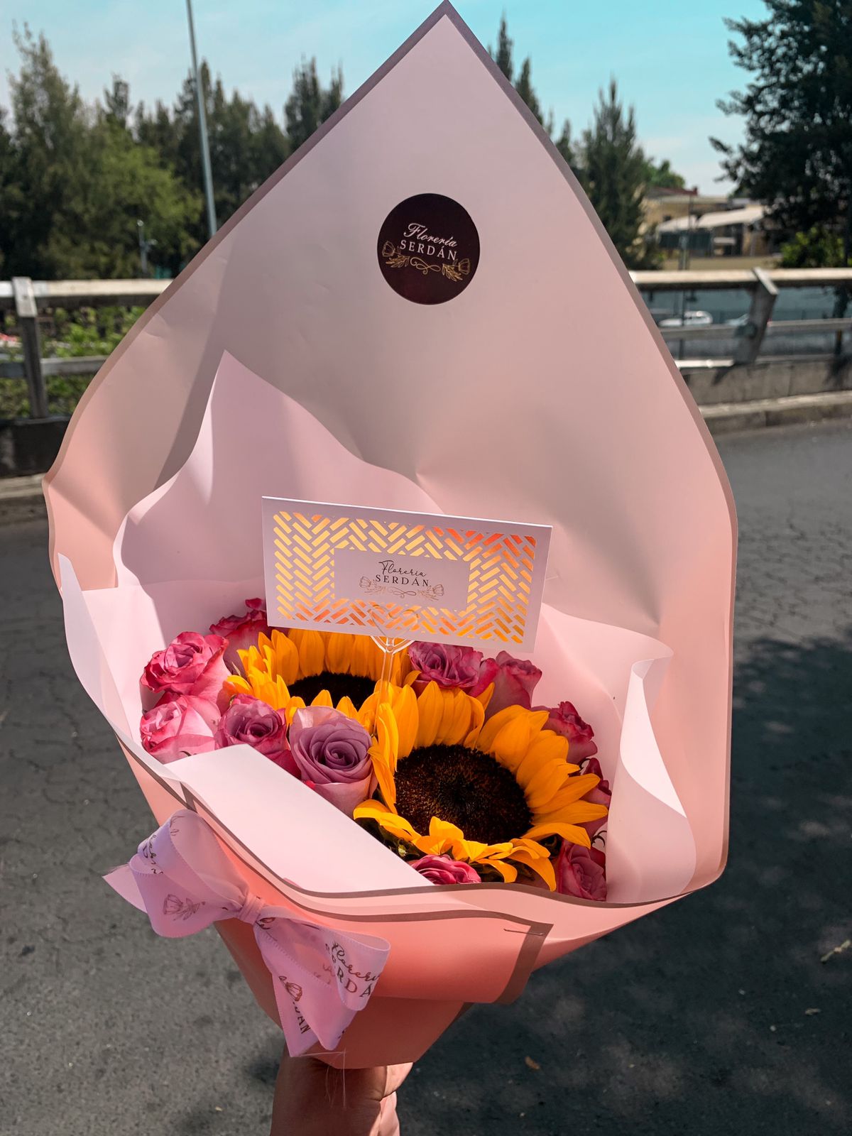 Ramo de 12 rosas con 2 girasoles – Floreria Serdan