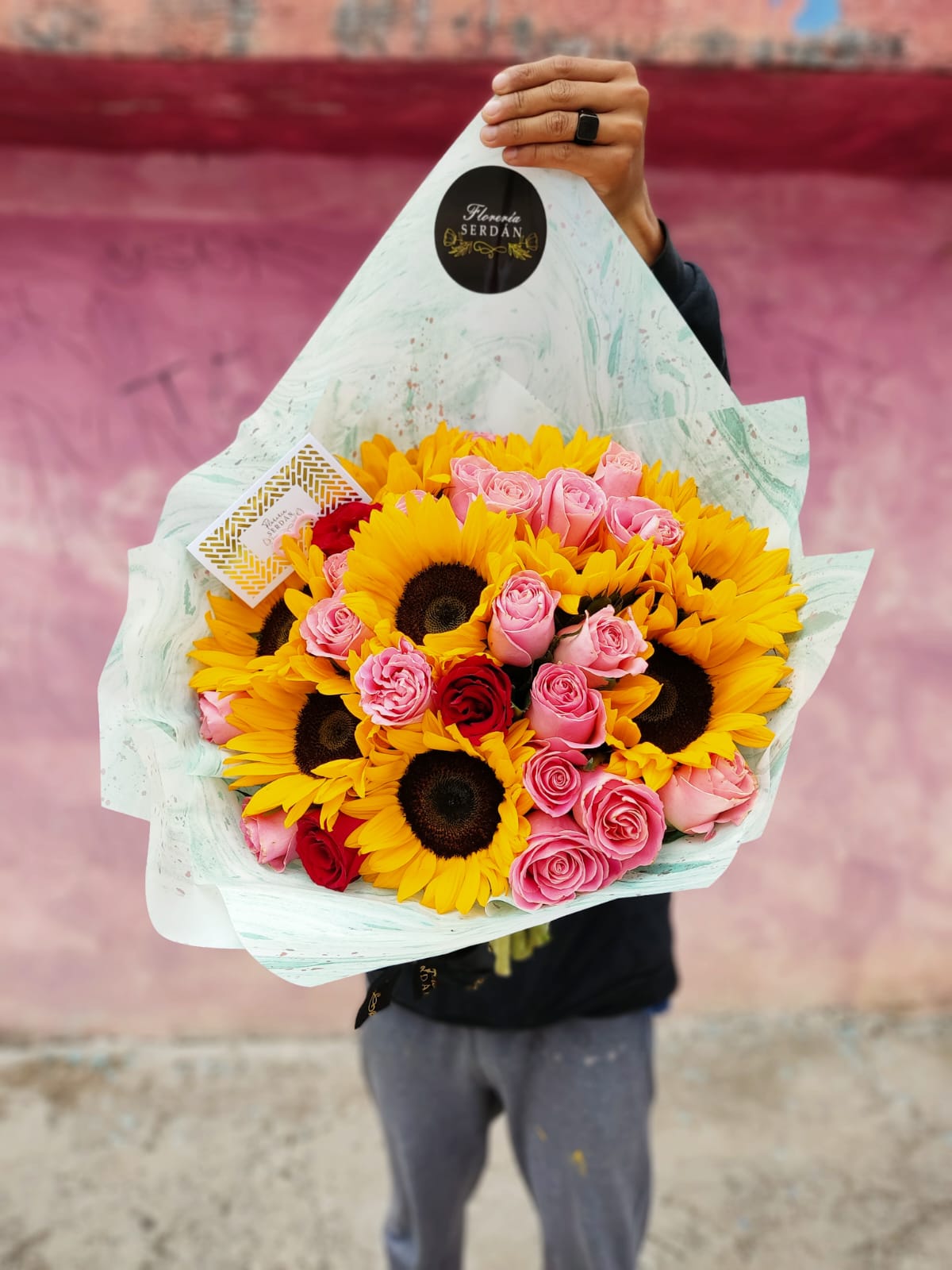 Ramo de 48 rosas con 10 girasoles – Floreria Serdan