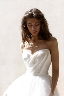 Satin and Tulle Form-Fitting Wedding Dress with Voluminous Sleeves Rom