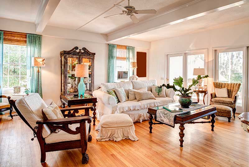 A living room decorated in an eclectic traditional style