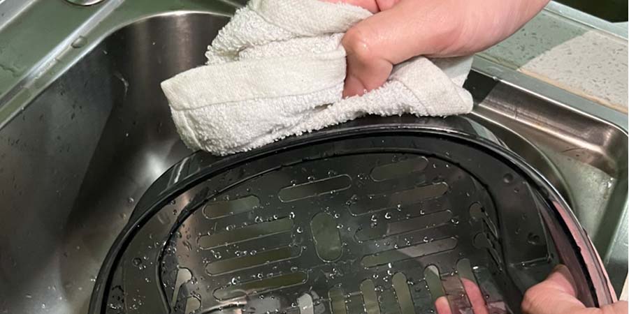 How To Clean A Countertop Ice Maker In 10 Easy Steps - arinsolangeathome