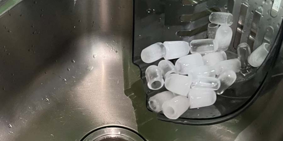 Is there a solution I can use to clean the hard to reach parts on my tabletop  ice maker? : r/DIY