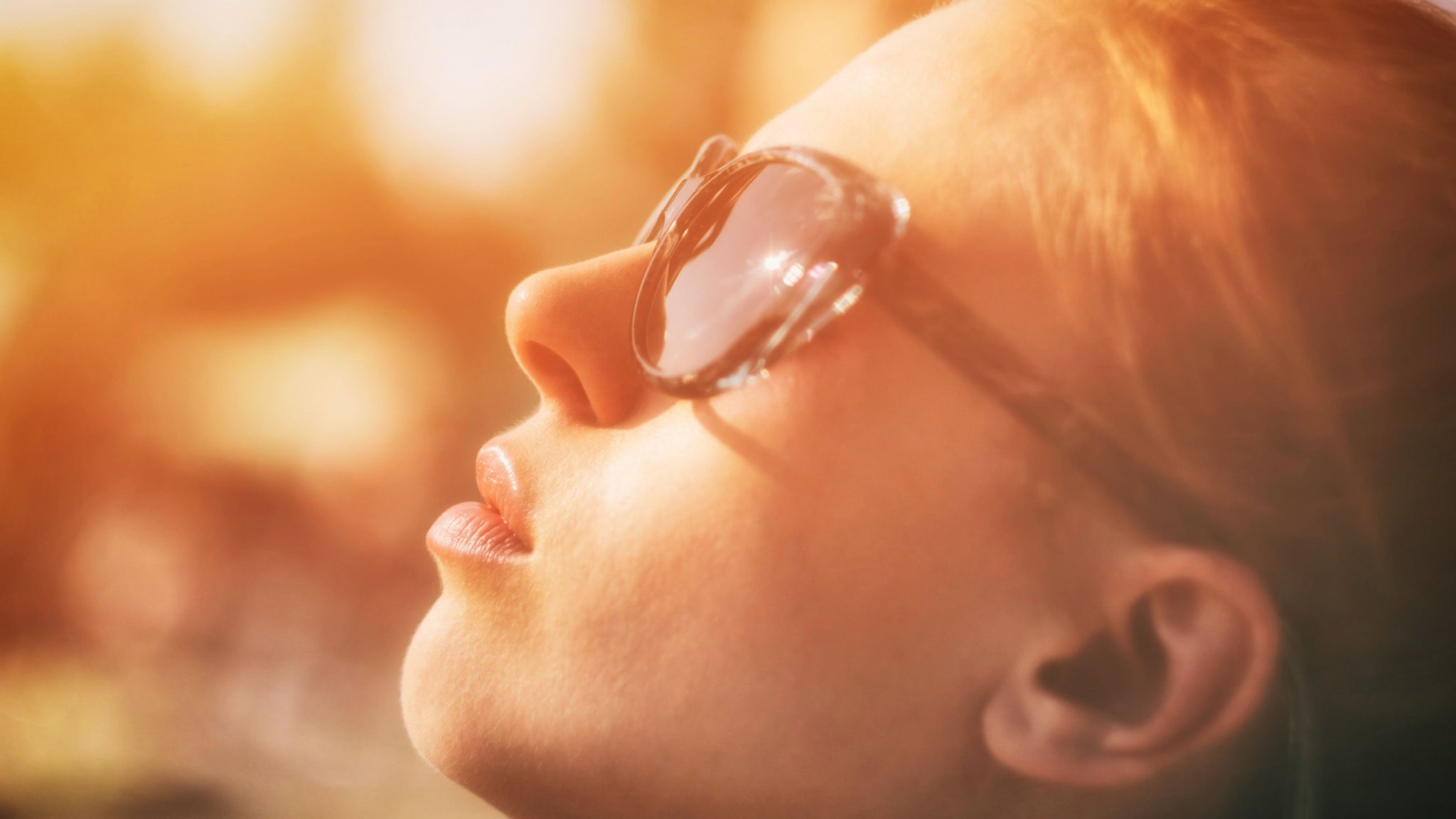 chica con gafas de sol vista de perfil