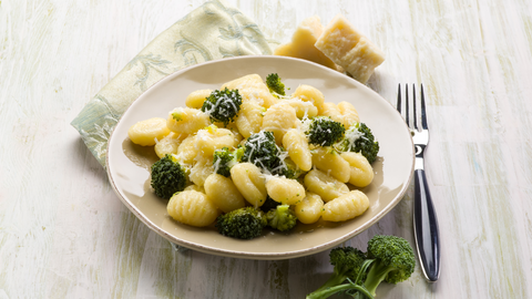 Gnocchi con pavo, queso parmesano, y brócoli  