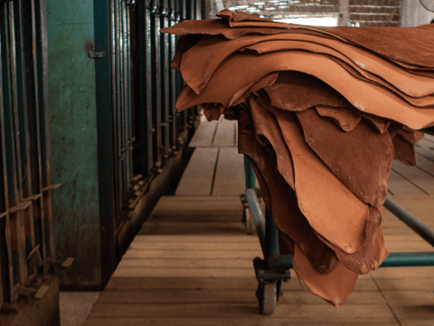 The aging process of natural vegetable tanned leather – LeatherStrata