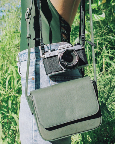 Leather crossbody bag in the beach