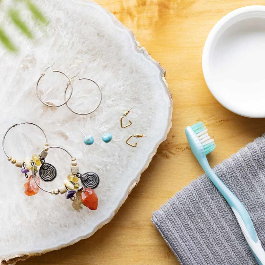 How to clean earrings after removal to maintain shine and hygiene