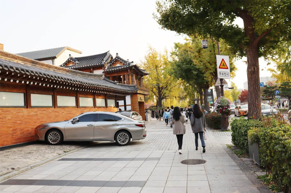 bukchon hanok village samcheong-dong seoul korea