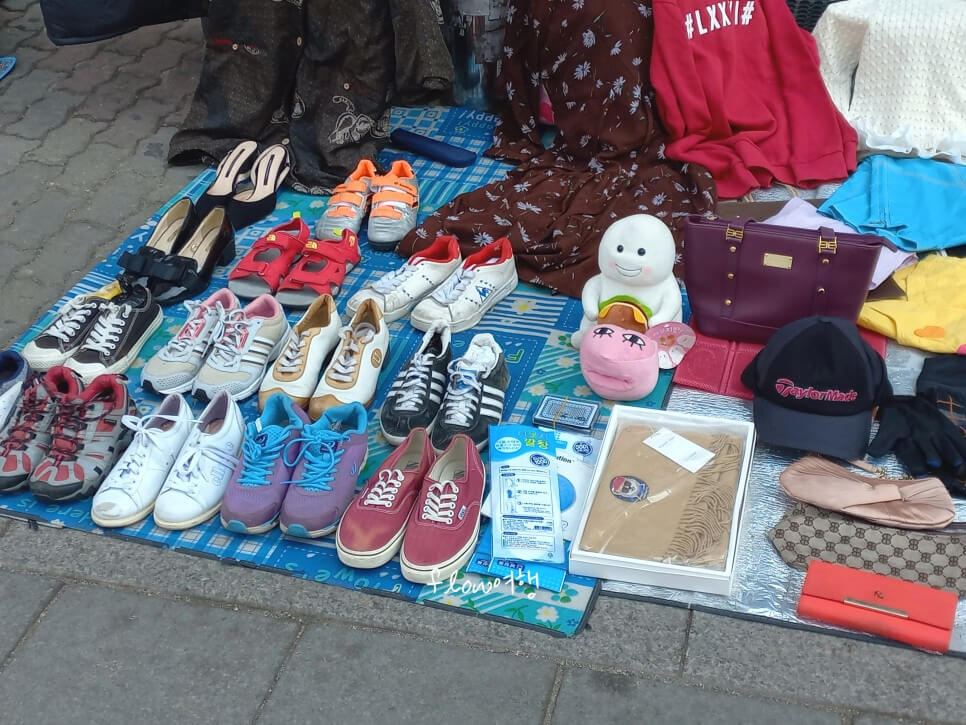 dongmyo flea market seoul shopping