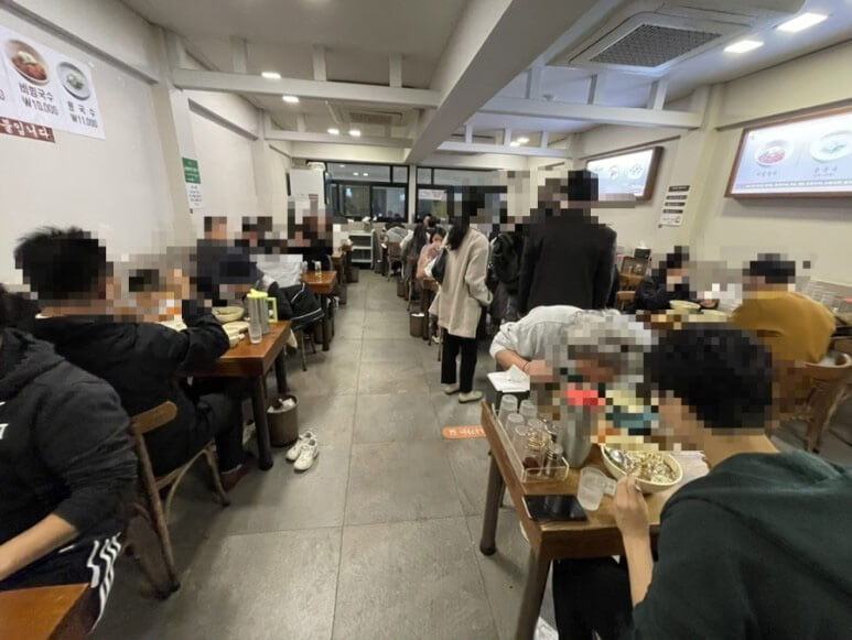 myeongdong kyoja good restaurant seoul korea