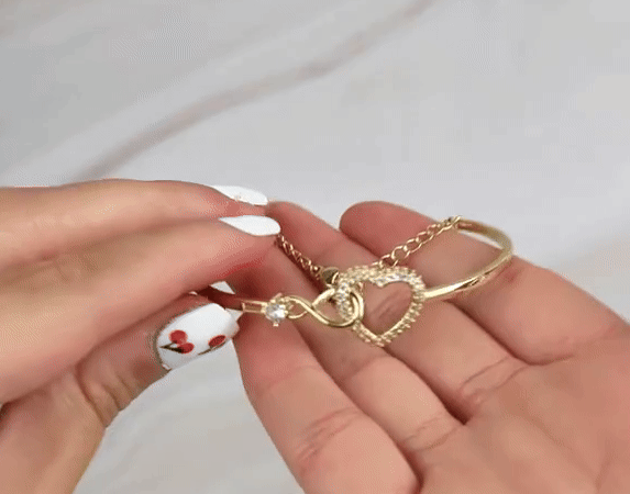 Gif de unboxing de la Pulsera Infinity Heart Love mostrando brillo y detalle
