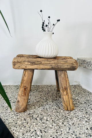 Hocker aus Altholz im Boho-Style