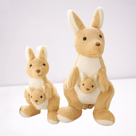 deux-kangourou-en-peluche-avec-leur-bébé-beige-et-blanc-grande-taille