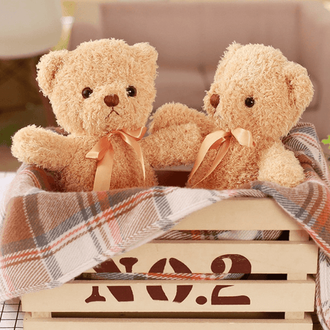 deux-ours-kawaii-dans-une-barquette-en-bois-decoration-chambre-d-enfant